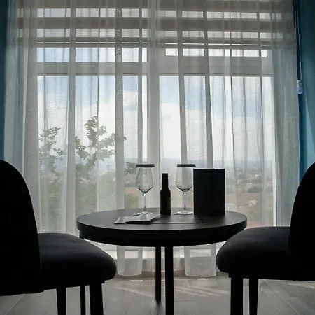 Otel Jata Crown Tiran
