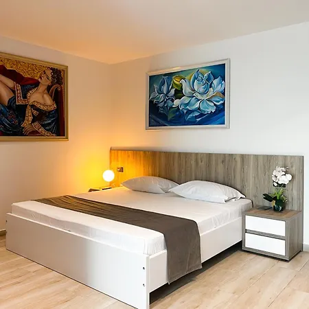 Hotel Jata Crown
